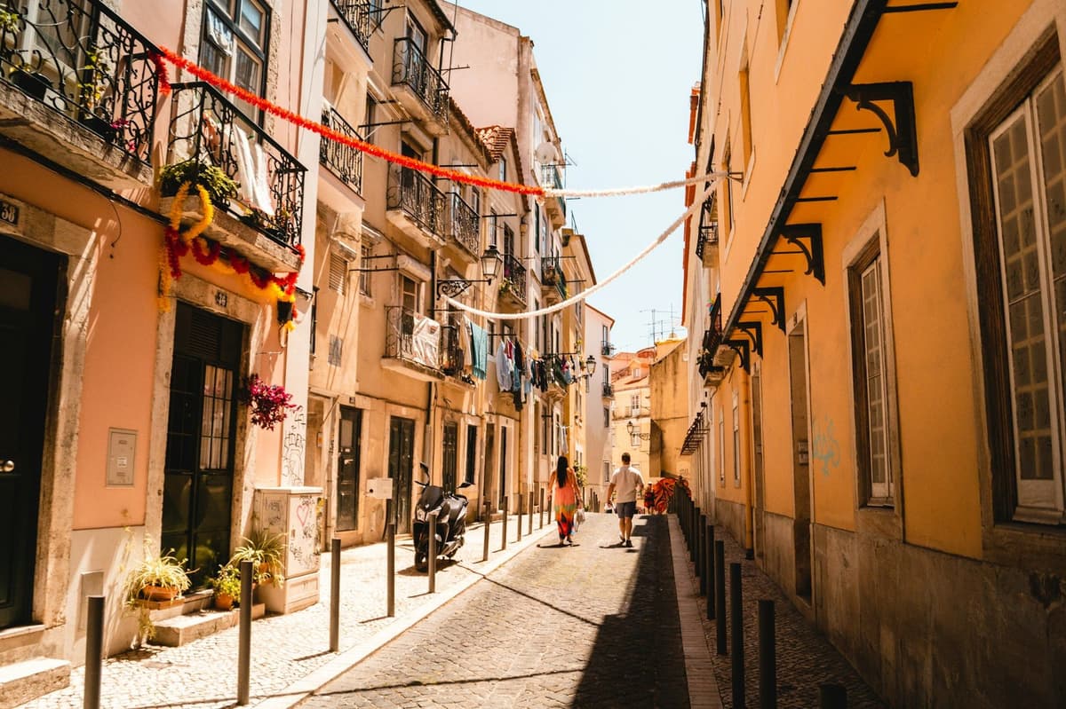 Melhor época para pintar casa em Lisboa. Tudo começa pelo clima.